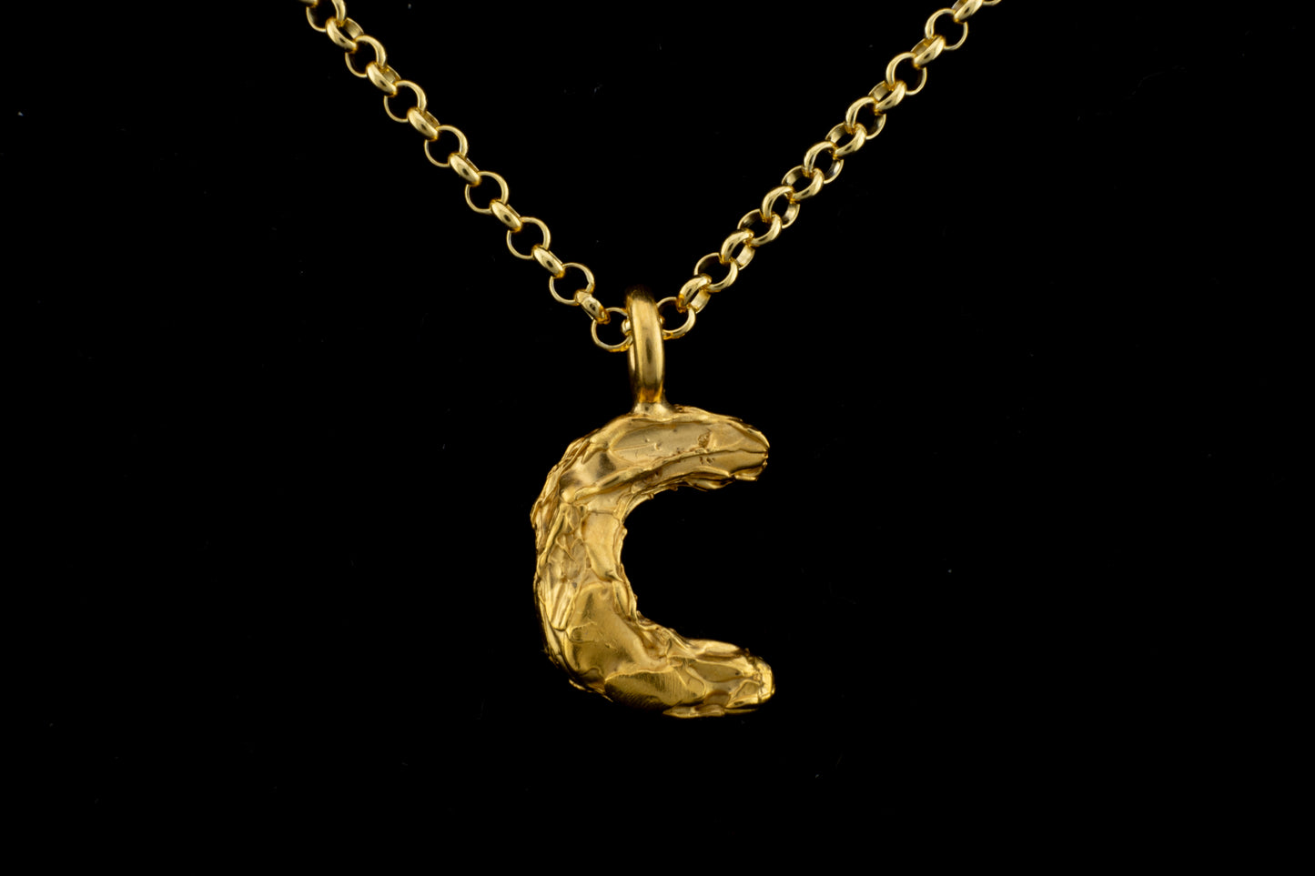 Colgante C bañado en oro