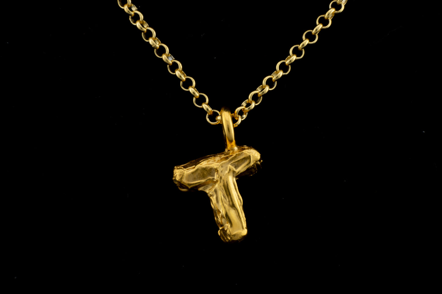 Colgante T bañado en oro