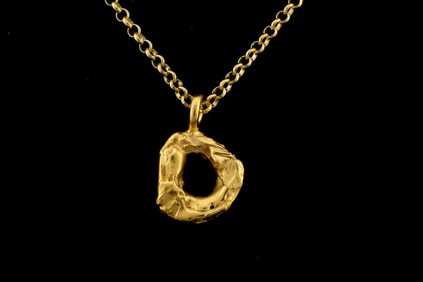 Colgante D bañado en oro