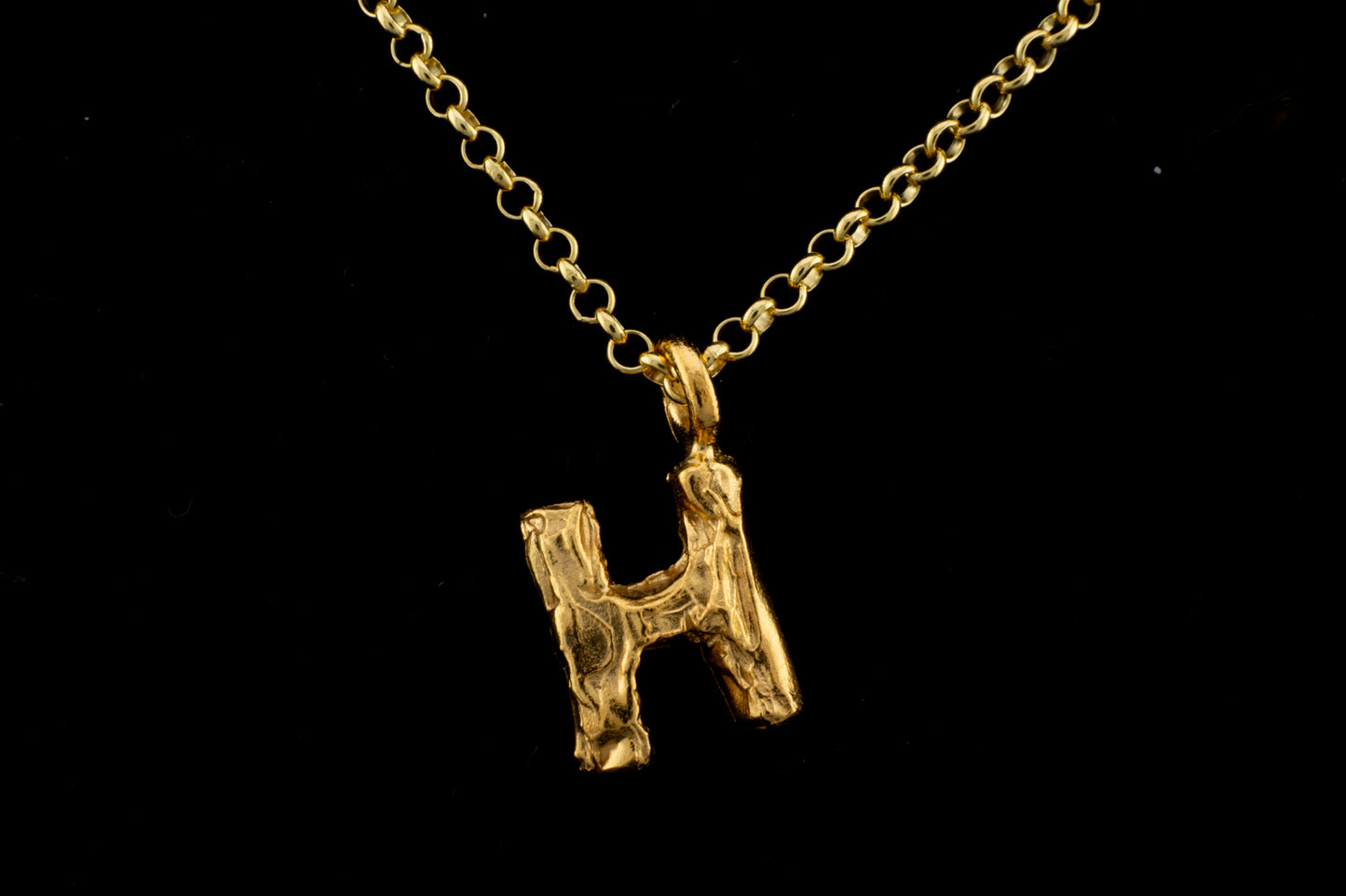 Colgante H bañado en oro