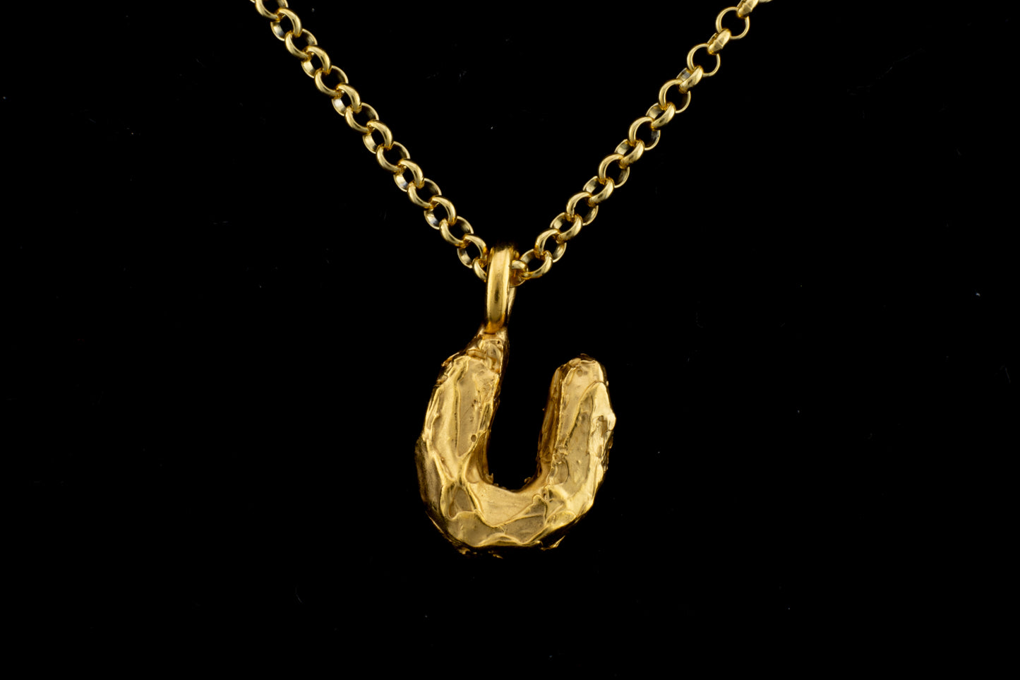 Colgante U bañado en oro