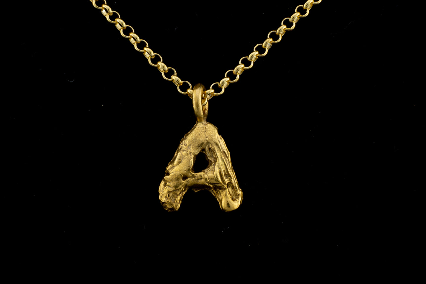 Colgante A bañado en oro