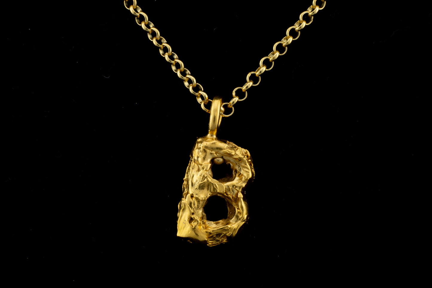 Colgante B bañado en oro