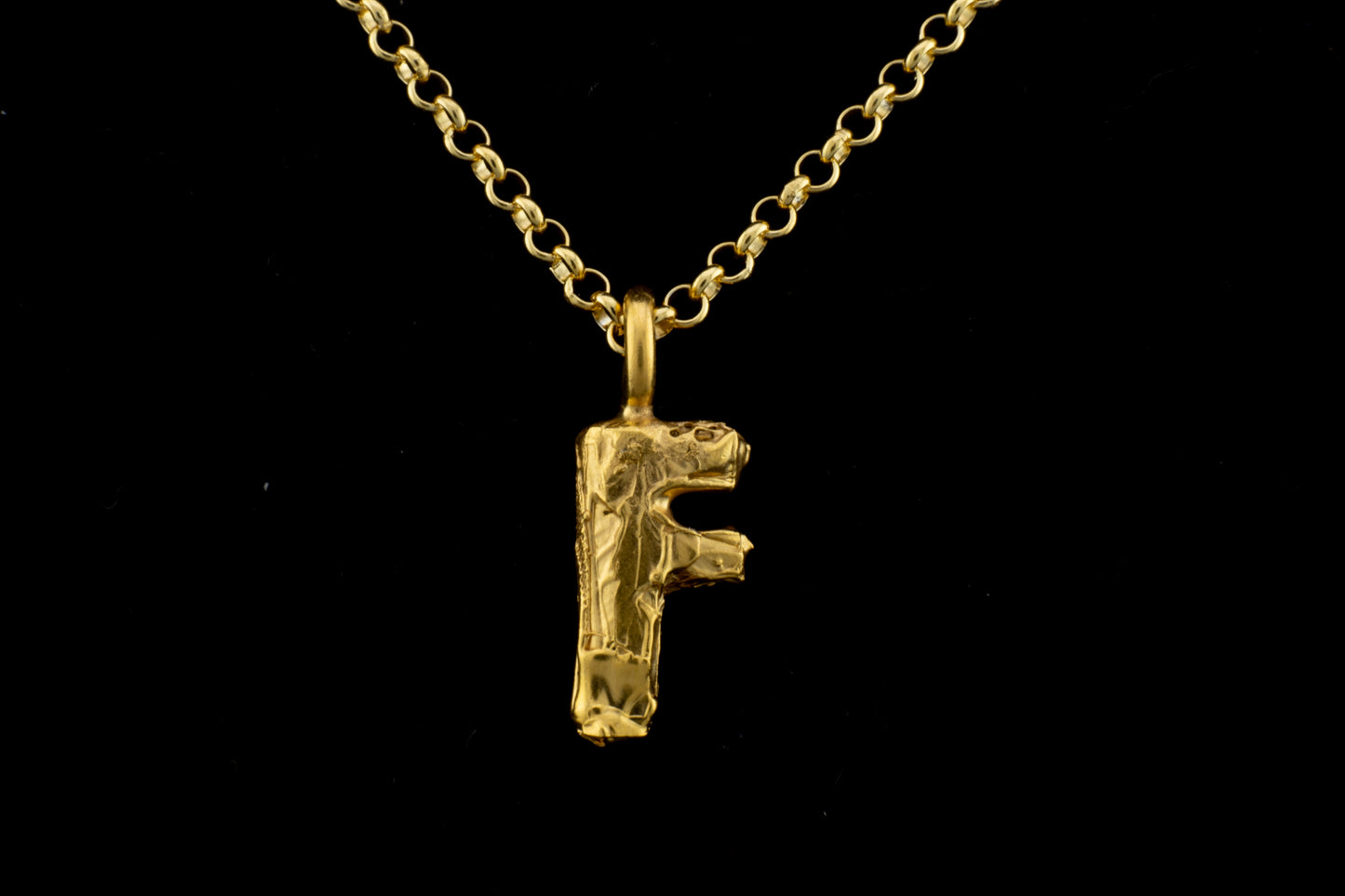 Colgante F bañado en oro