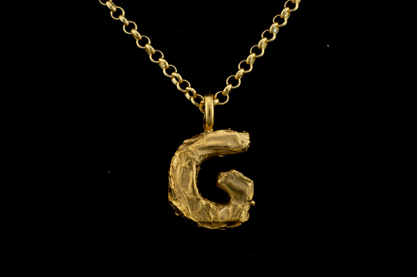 Colgante G bañado en oro