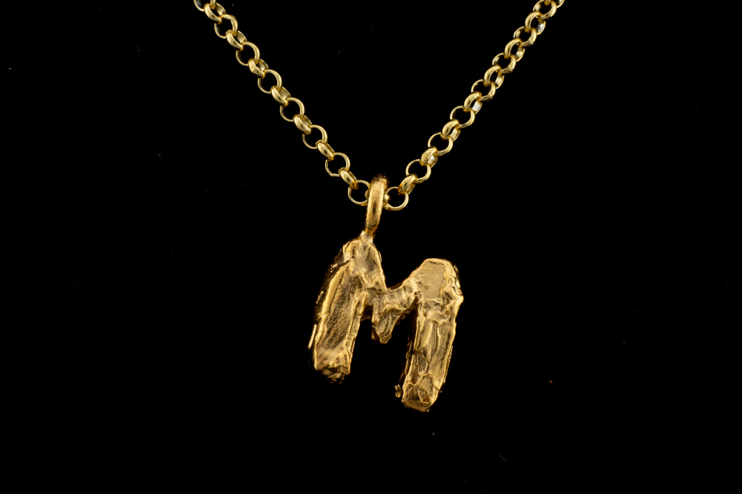 Colgante M bañado en oro