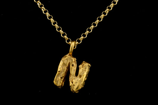 Colgante N bañado en oro