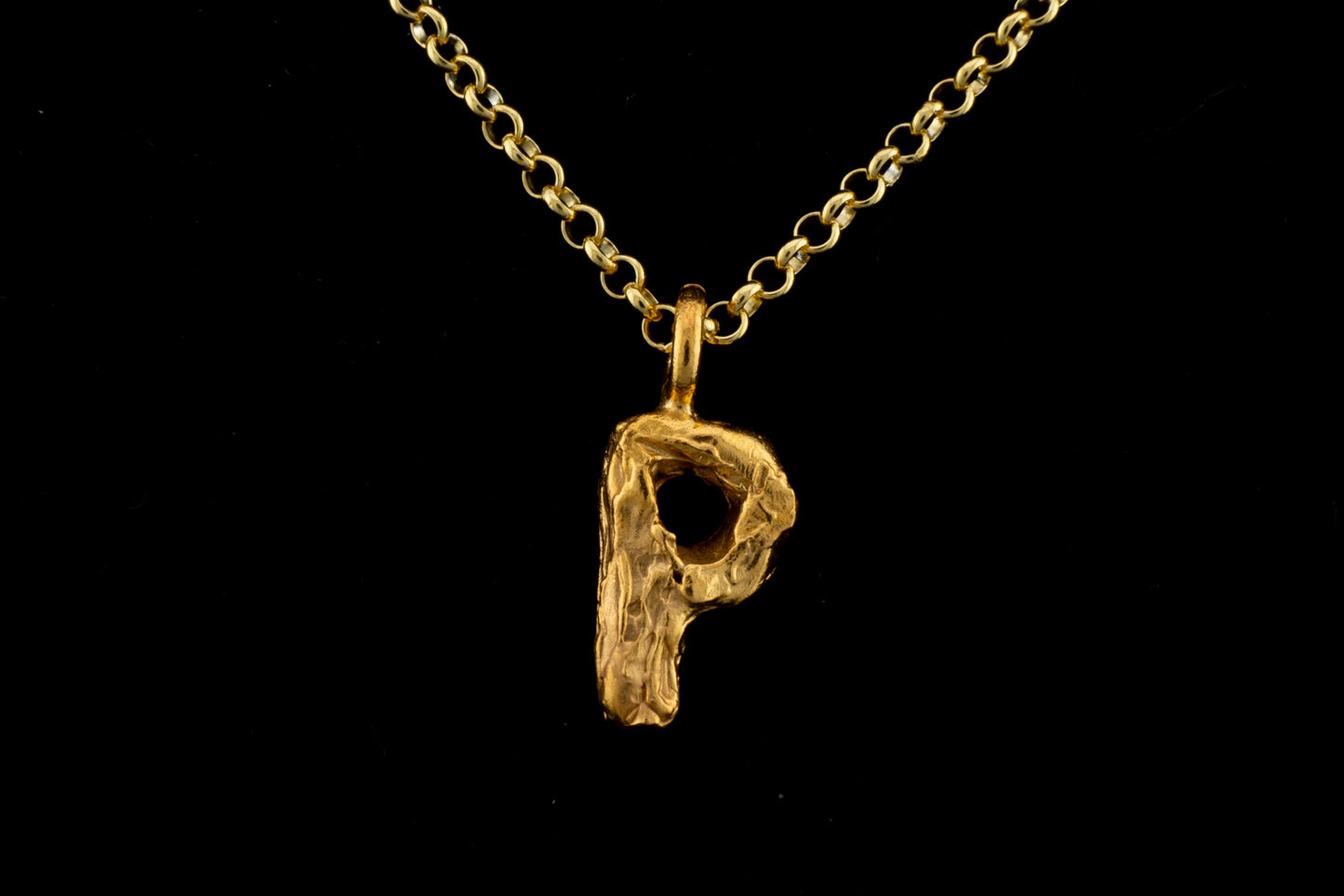 Colgante P bañado en oro