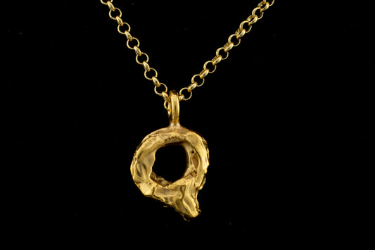 Colgante Q bañado en oro