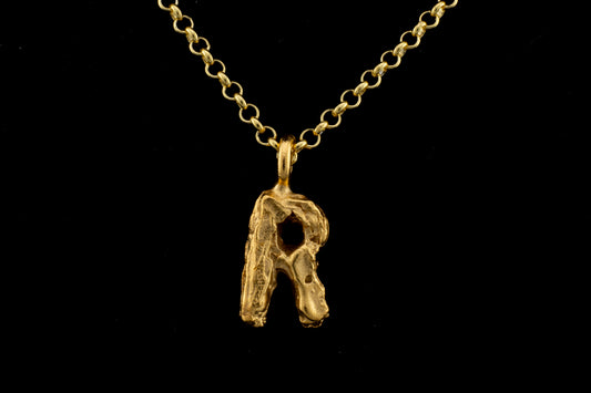 Colgante R bañado en oro
