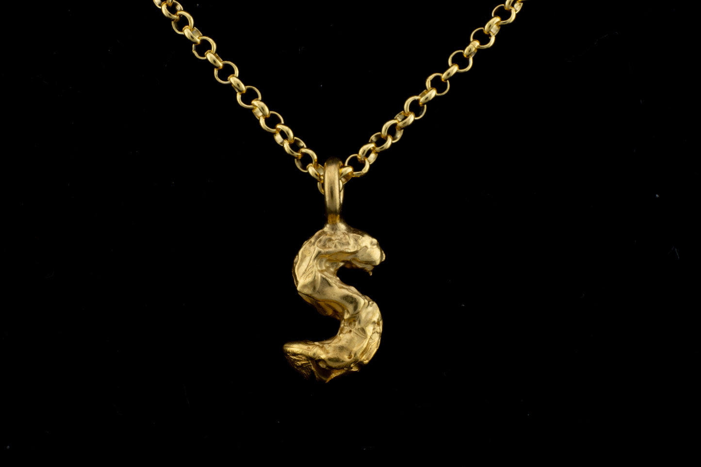 Colgante S bañado en oro