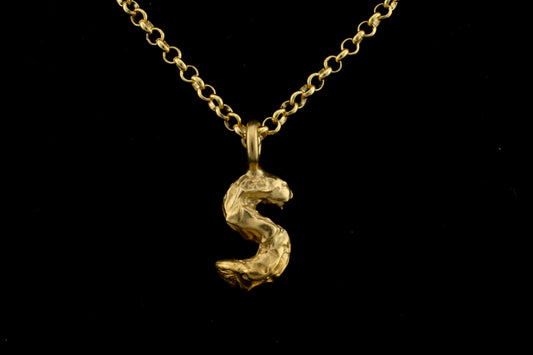 Colgante S bañado en oro