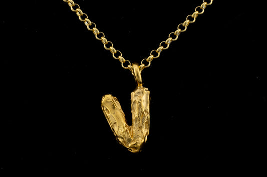Colgante V bañado en oro
