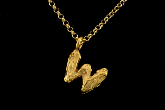 Colgante W bañado en oro