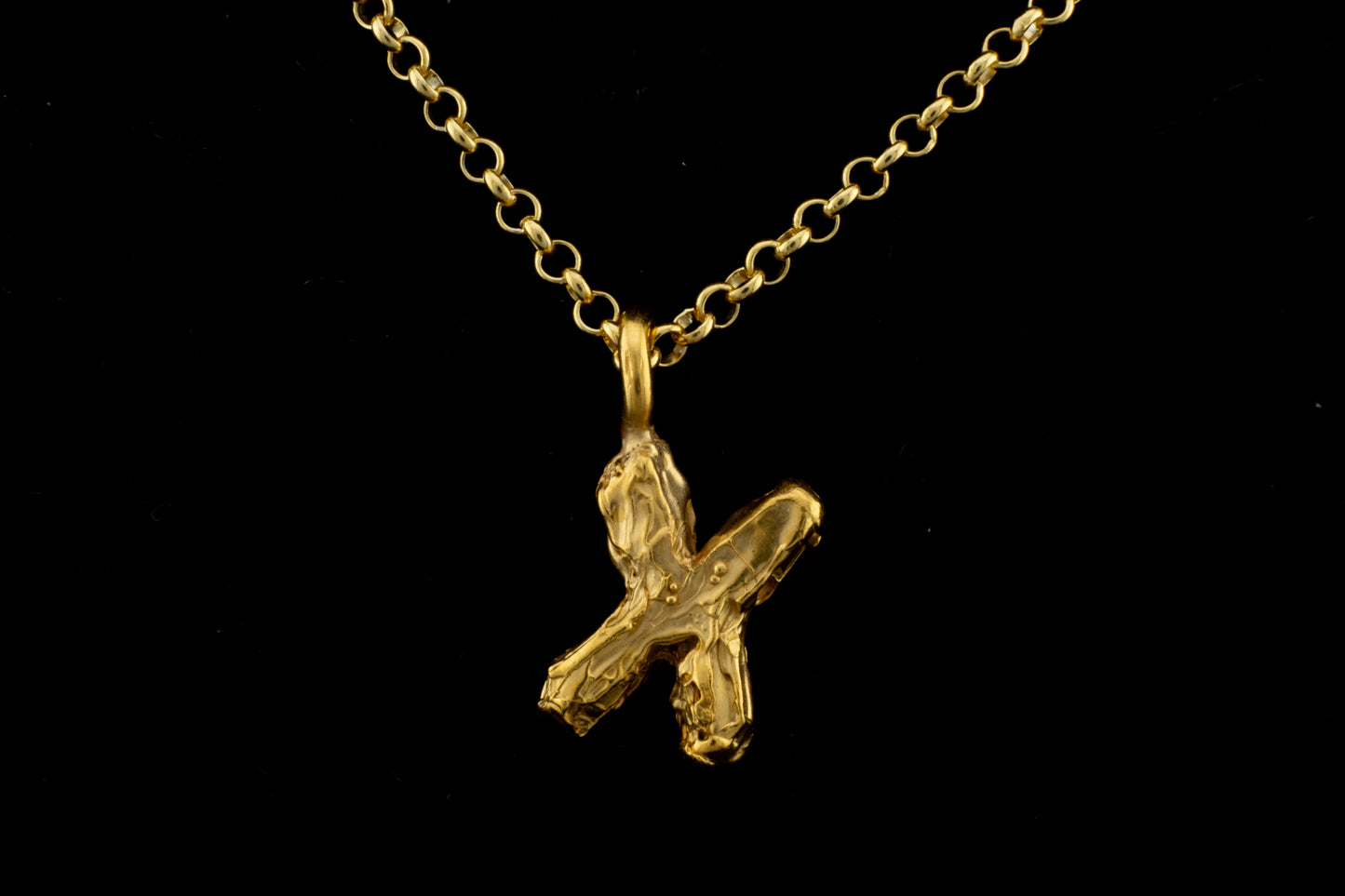 Colgante X bañado en oro